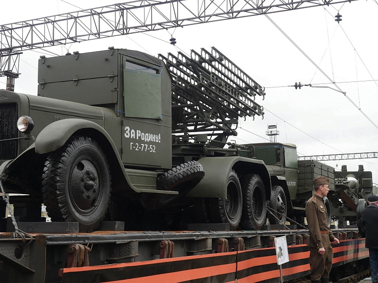 Агитпоезд привез в Тюмень 12 томов о войне и ощущение праздника Победы