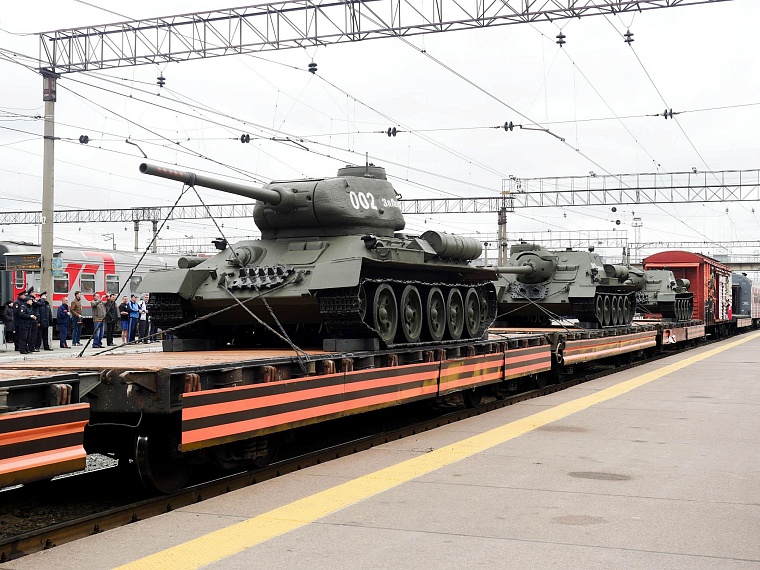 Агитпоезд привез в Тюмень 12 томов о войне и ощущение праздника Победы