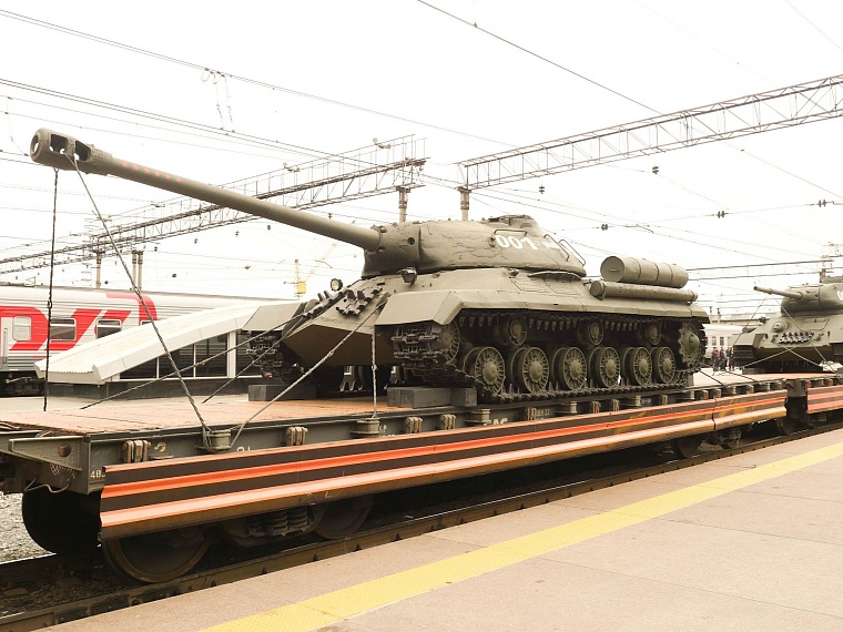 Агитпоезд привез в Тюмень 12 томов о войне и ощущение праздника Победы