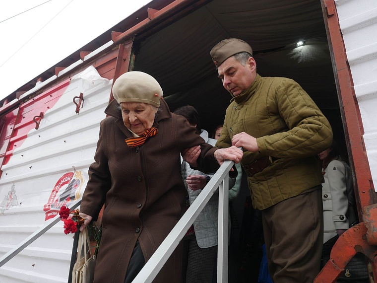 Агитпоезд привез в Тюмень 12 томов о войне и ощущение праздника Победы