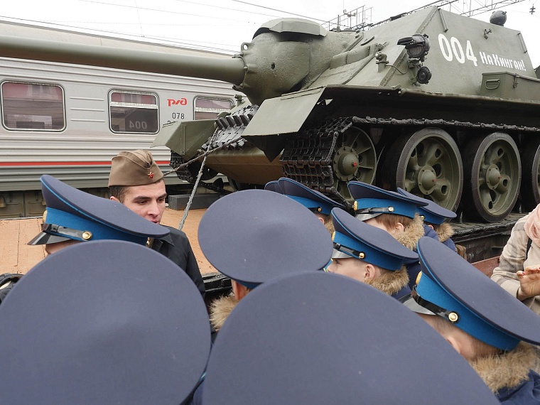 Агитпоезд привез в Тюмень 12 томов о войне и ощущение праздника Победы