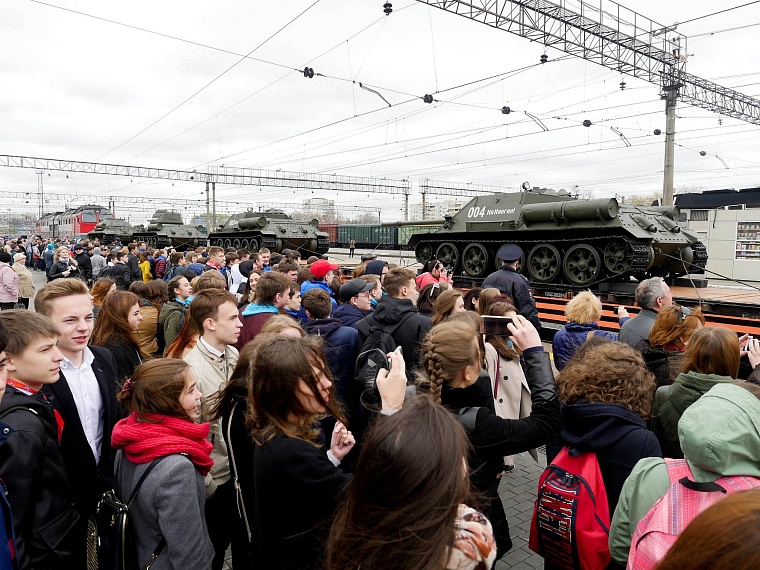 Агитпоезд привез в Тюмень 12 томов о войне и ощущение праздника Победы