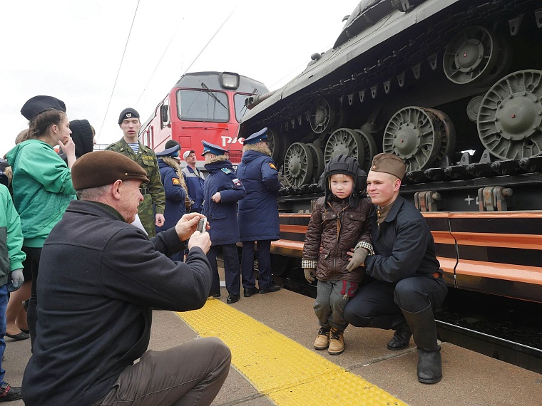 Агитпоезд привез в Тюмень 12 томов о войне и ощущение праздника Победы