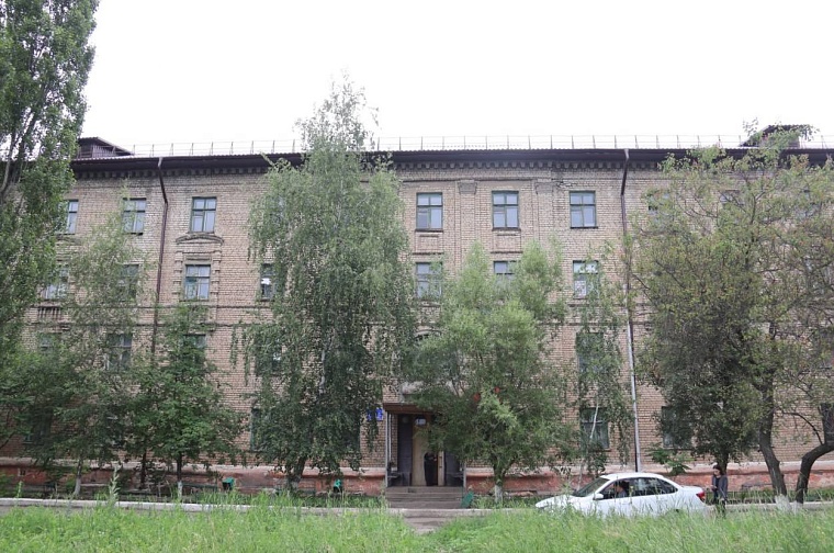 Тюменские строители отремонтировали кровлю общежития в Краснодонском районе