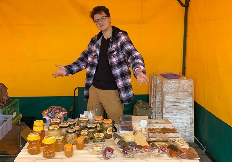 Орехи в меду. Как тюменский самозанятый продвигает семейный бренд