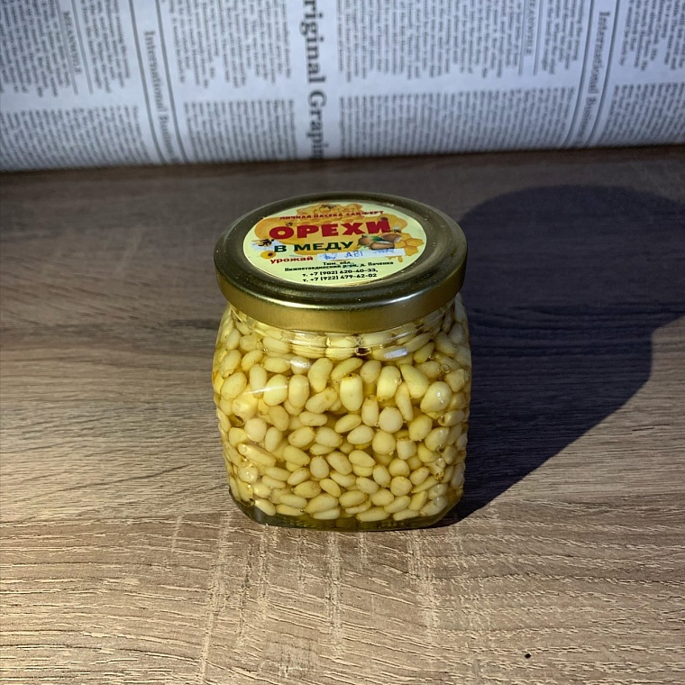 Сначала баночка полностью заполняется орехами, а потом заливается медом