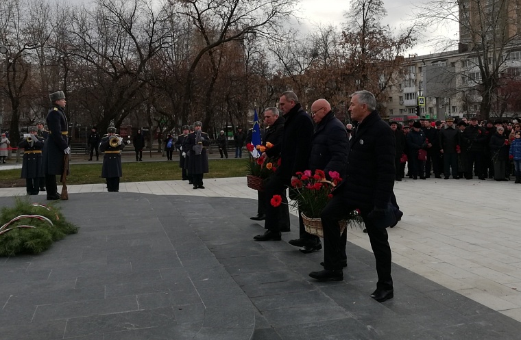 В Тюмени открыли стелу в честь присвоения звания «Города трудовой доблести»