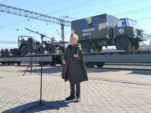 Тюменцы отправили в зону СВО семь автомобилей и болотоход