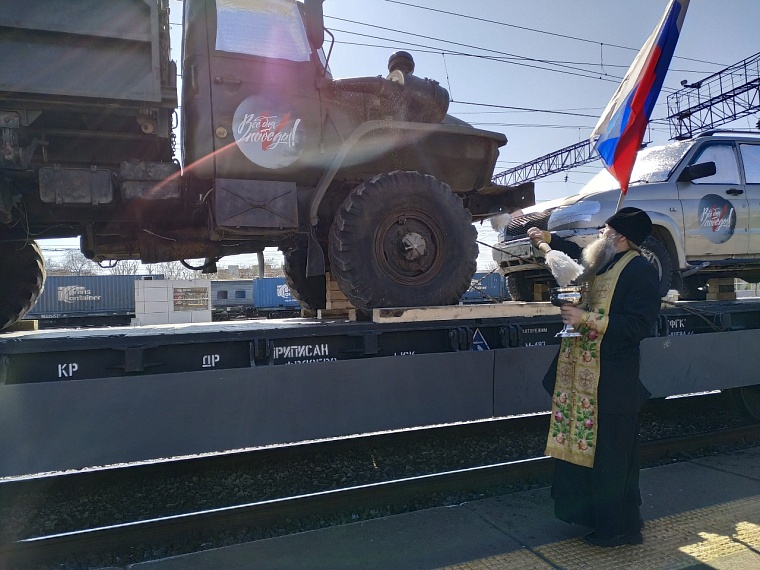 Тюменцы отправили в зону СВО семь автомобилей и болотоход