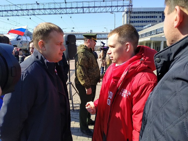 Тюменцы отправили в зону СВО семь автомобилей и болотоход