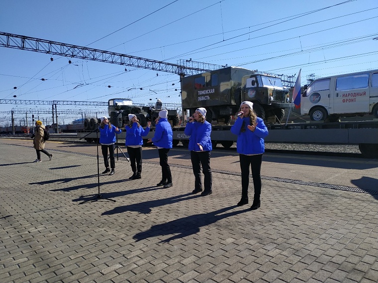 Тюменцы отправили в зону СВО семь автомобилей и болотоход