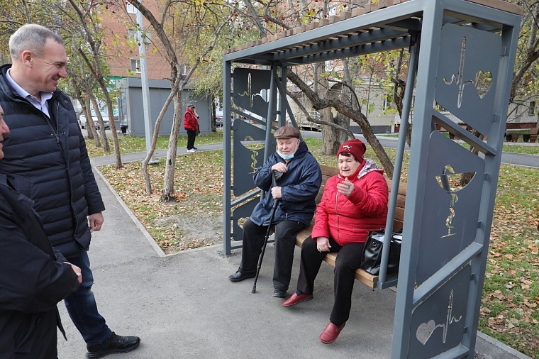 У тюменской поликлиники установили арт-объект «Ритм»