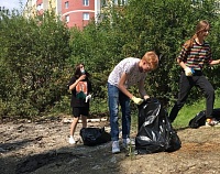 Команда тюменцев сортирует отходы и бесплатно очищает от мусора территорию по заявкам горожан