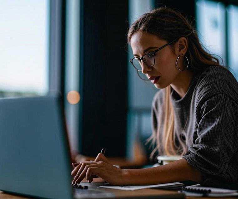 Флаги России в школах, ответственность таксистов и оплата сверхурочных: что меняется в законах с 1 сентября 2024