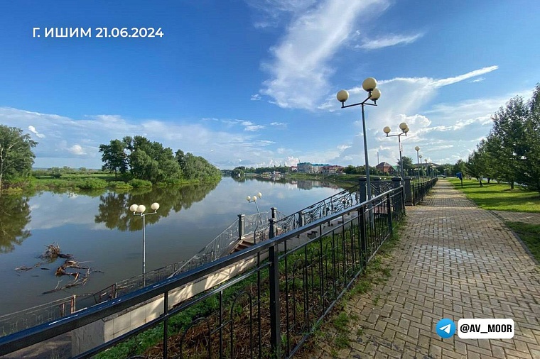 Александр Моор показал фото набережной в Ишиме - в апреле и сегодня