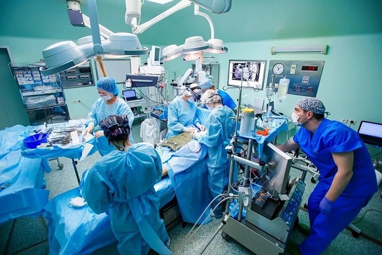 Тюменские хирурги удалили 50-летнему пациенту опухоль трахеи, которая мешала ему дышать