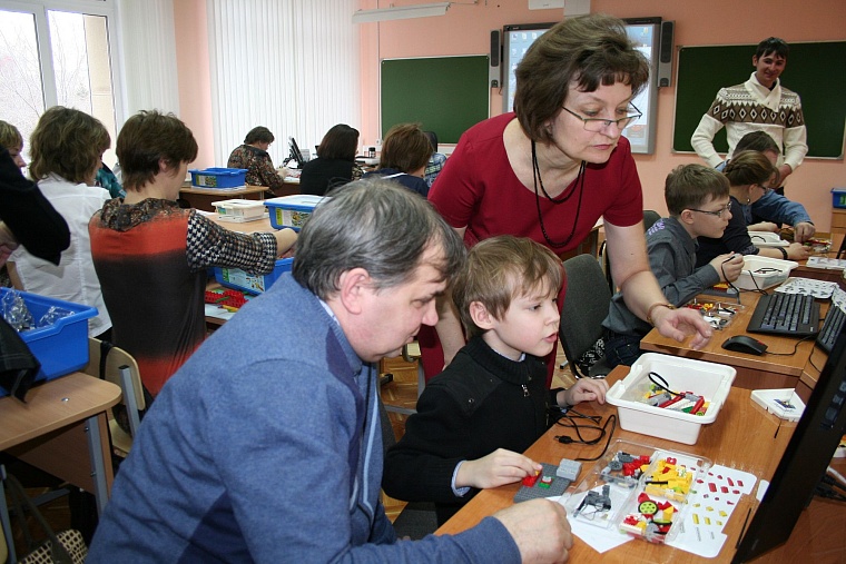 Тюменские родители прожили один день в роли учеников и воспитанников детских садов