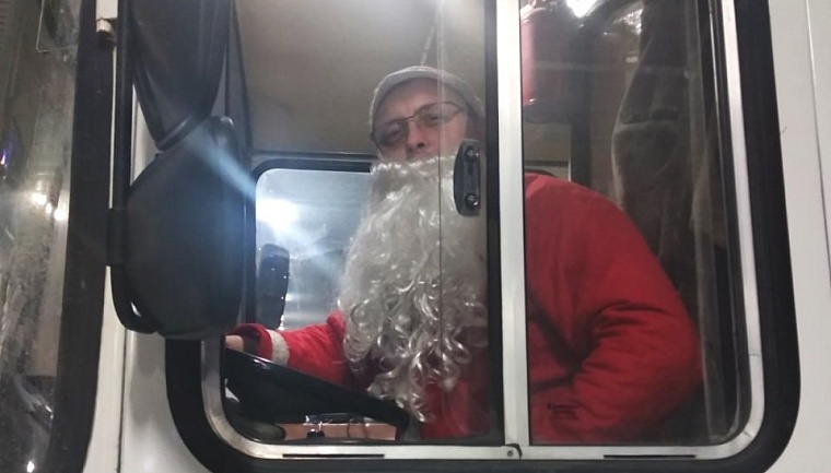 По Тюменскому району пассажиров автобусов развозит Дед Мороз