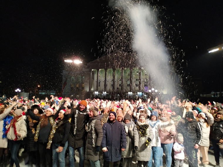 В Тюмени у драмтеатра снимали комедию "Ёлки"