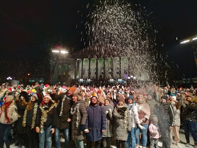 В Тюмени у драмтеатра снимали комедию "Ёлки"