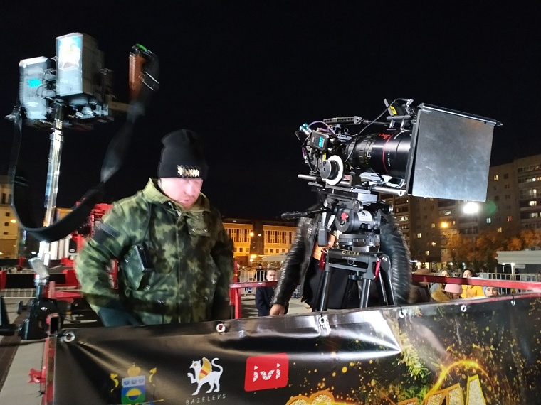 В Тюмени у драмтеатра снимали комедию "Ёлки"