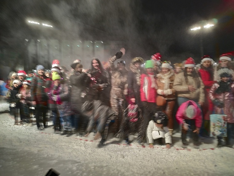 В Тюмени у драмтеатра снимали комедию "Ёлки"