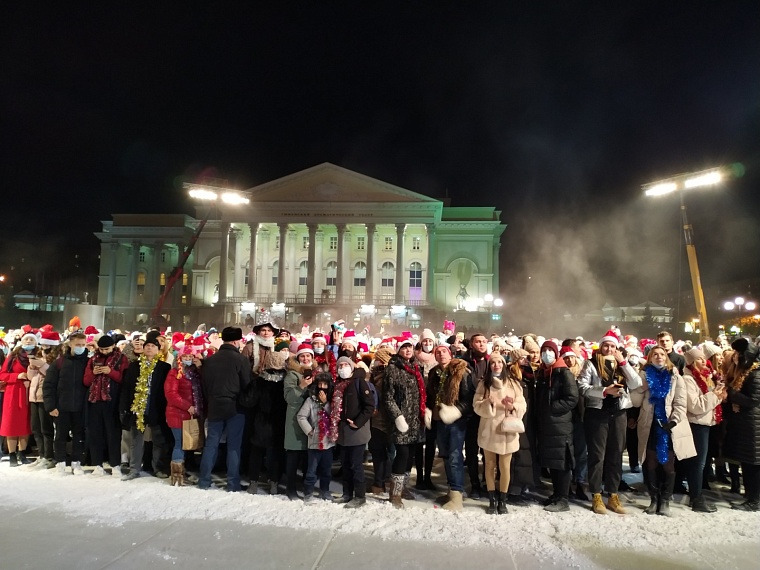 В Тюмени у драмтеатра снимали комедию "Ёлки"