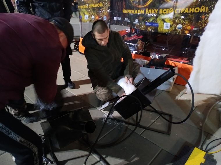 В Тюмени у драмтеатра снимали комедию "Ёлки"