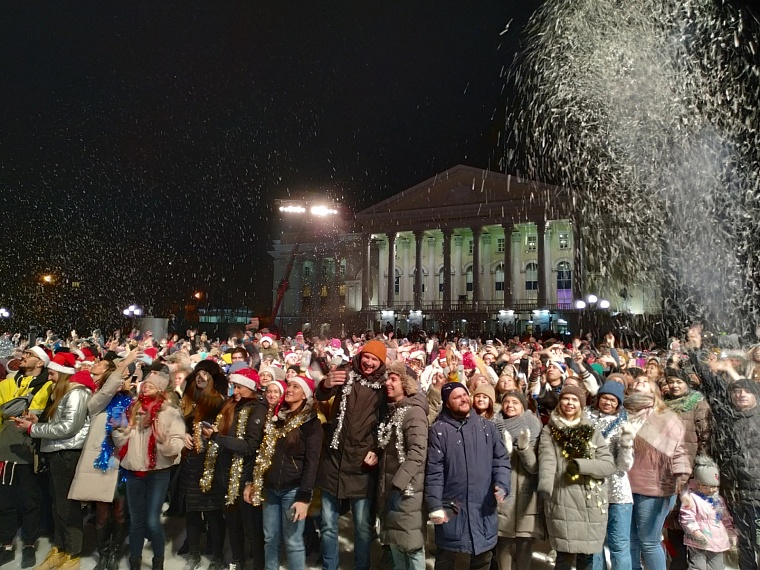 В Тюмени у драмтеатра снимали комедию "Ёлки"