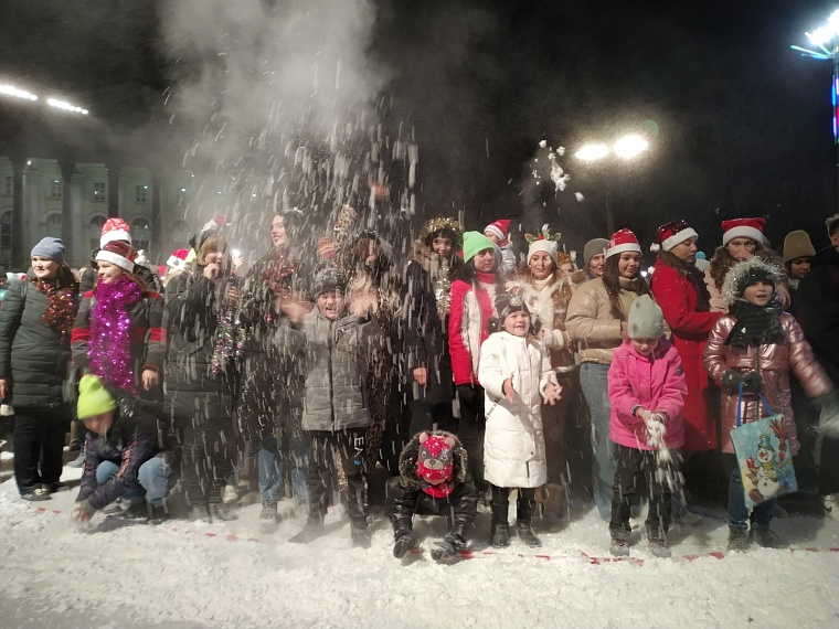 В Тюмени у драмтеатра снимали комедию "Ёлки"