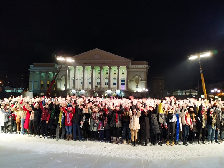 В Тюмени у драмтеатра снимали комедию "Ёлки"