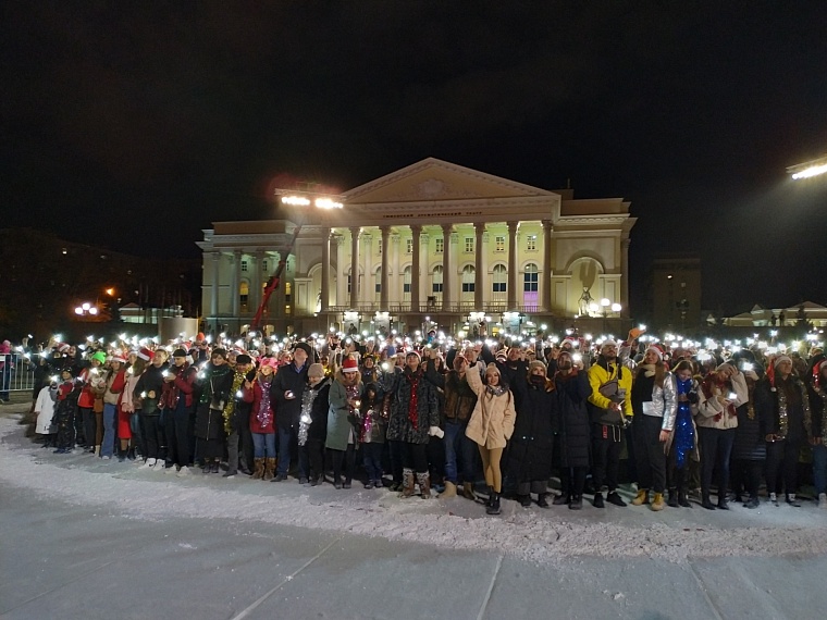 В Тюмени у драмтеатра снимали комедию "Ёлки"