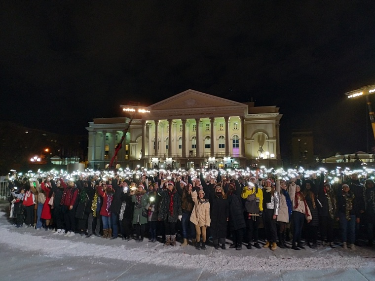 В Тюмени у драмтеатра снимали комедию "Ёлки"