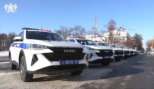 Александр Моор вручил тюменским автоинспекторам ключи от новых патрульных машин