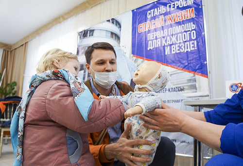 "Срочно скорую, ребенок умирает!": что делать, если ребенок подавился и не может дышать