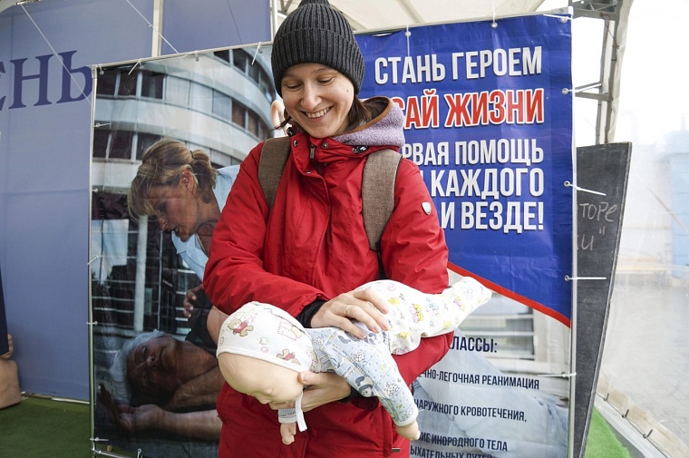 "Срочно скорую, ребенок умирает!": что делать, если ребенок подавился и не может дышать