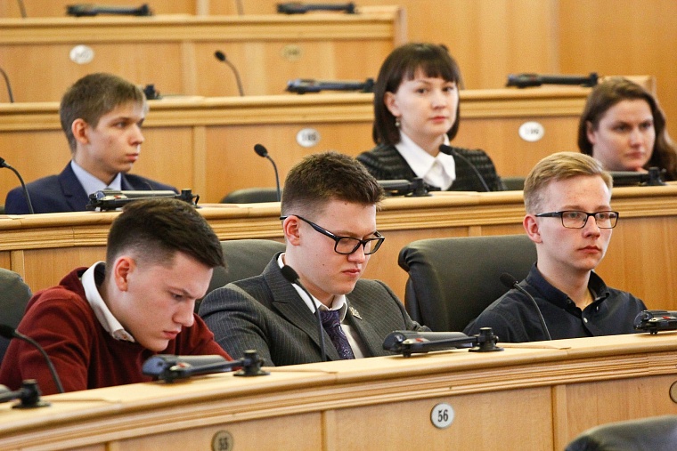 Молодежная палата при облдуме обновилась более чем наполовину