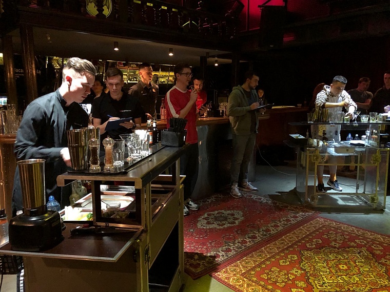 Алкоголь на скорость. В Тюмени определили самого быстрого и техничного бармена