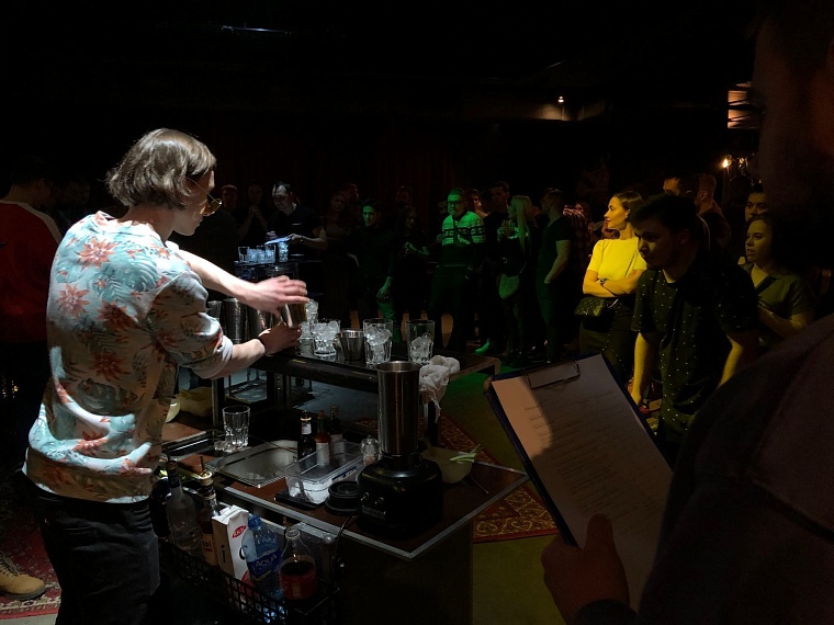 Алкоголь на скорость. В Тюмени определили самого быстрого и техничного бармена