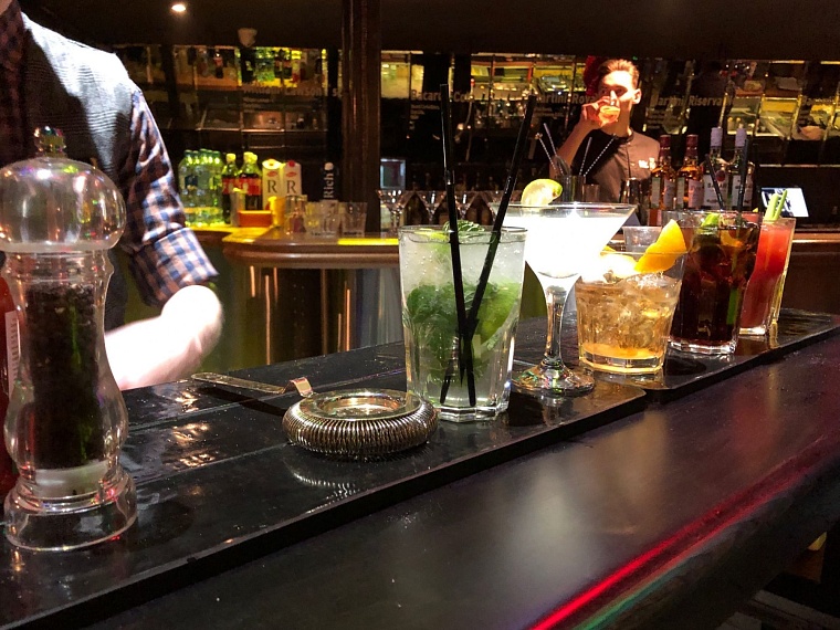 Алкоголь на скорость. В Тюмени определили самого быстрого и техничного бармена