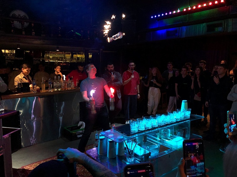 Алкоголь на скорость. В Тюмени определили самого быстрого и техничного бармена