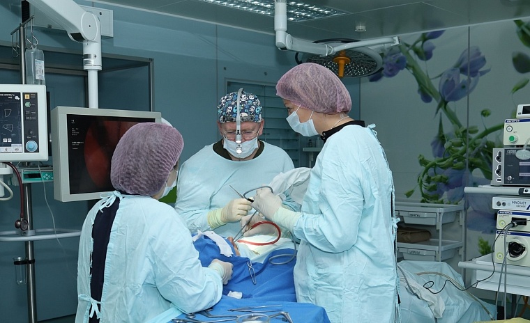 Тюменский хирург за семь минут избавил пациентку от многолетних головных болей