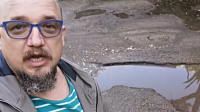 Житель Нижнего Новгорода поздравил дорожную яму с 30-летием