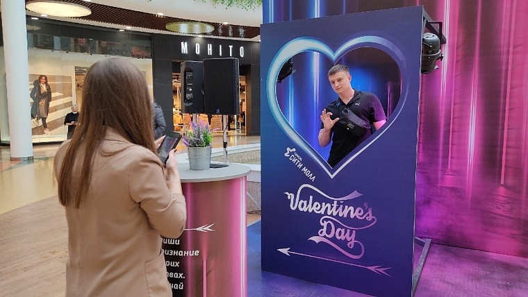 В тюменском торговом центре организовали эффектную фотозону для влюбленных