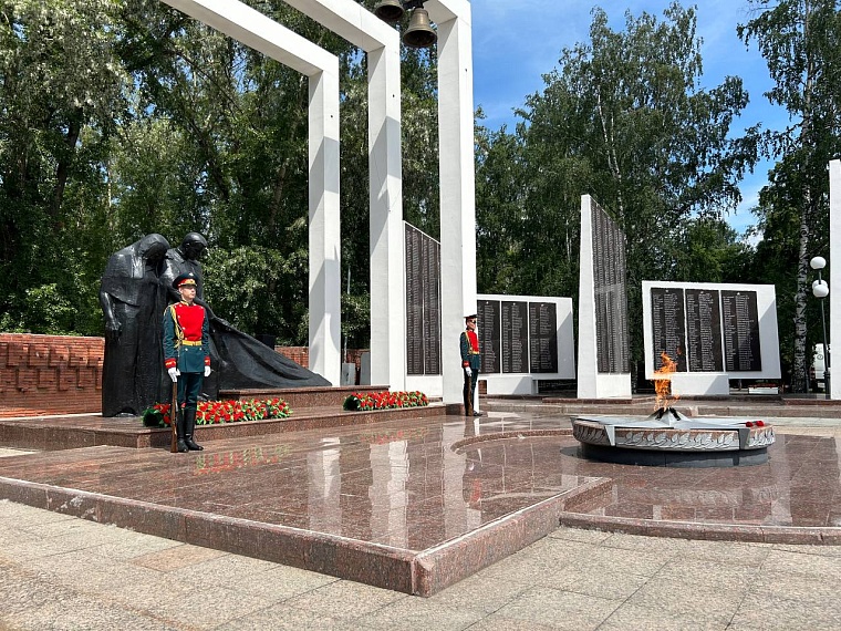 Первые лица Тюменской области во главе с губернатором возложили цветы к Вечному огню