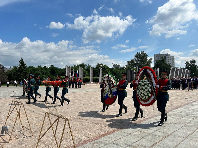 Первые лица Тюменской области во главе с губернатором возложили цветы к Вечному огню