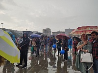 Тюменцы слушали концерт на площади под дождем