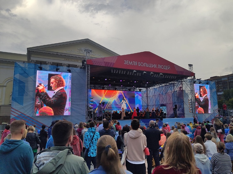 Тюменцы слушали концерт на площади под дождем