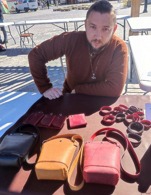 Самозанятый Андрей из Тобольска со своими изделиями из кожи. Фото: информационный центр правительства Тюменской области.