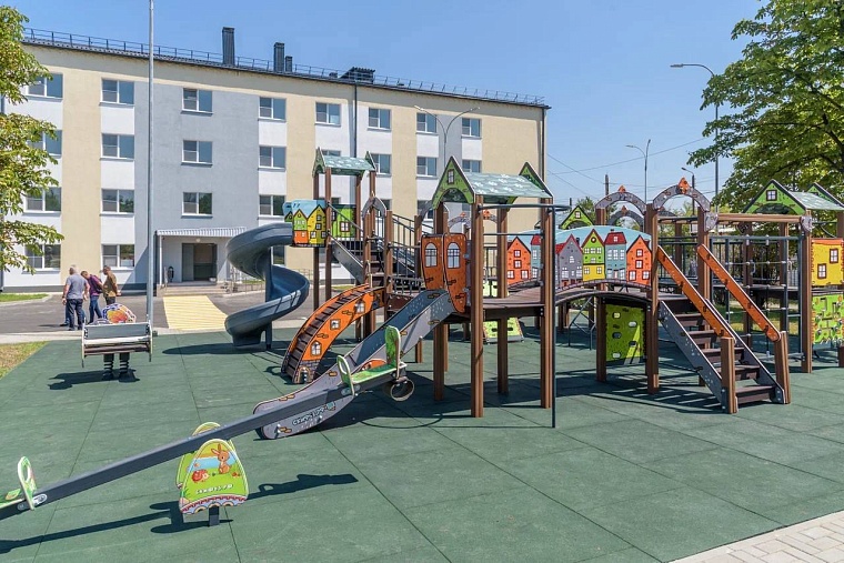 Вице-премьер РФ Марат Хуснуллин осмотрел отремонтированное тюменцами детское отделение больницы в Краснодоне